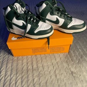 Nike dunk high Spartan Green. Size 7 men’s/8.5 women’s in great condition no box